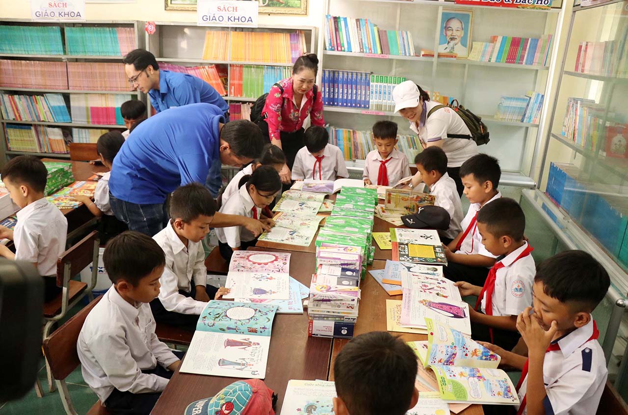 Tủ sách Đinh Hữu Dư đến với học sinh vùng khó khăn Đắk Lắk