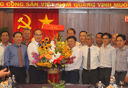 Đồng chí Nguyễn Thiện Nhân, Bí thư Thành ủy TP. Hồ Chí Minh, chúc mừng  Cơ quan khu vực phía Nam