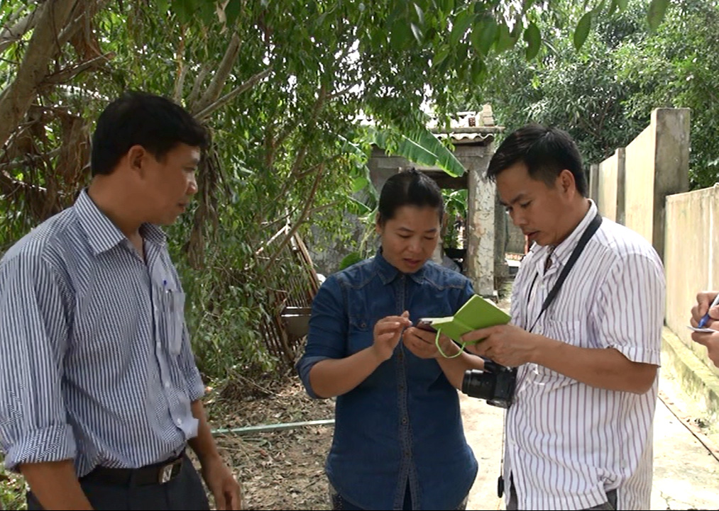 Phóng viên Mạnh Thành (bên phải), CQTT tại Quảng Bình, phỏng vấn chị Đặng Thị Ánh (Thuận Đức, Đồng Hới) về thiệt hại do mưa lũ 